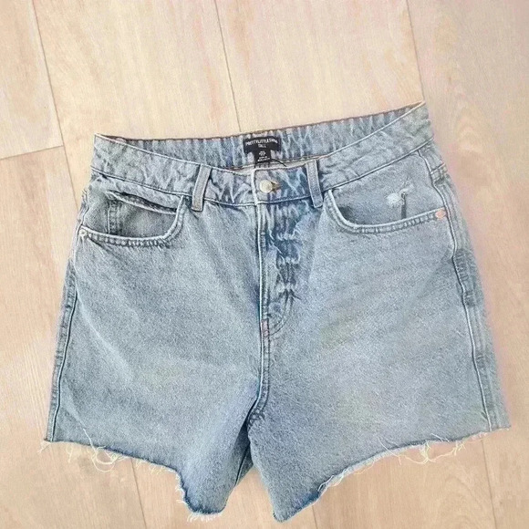 Pretty Little Thing Boyfriend Shorts Tall Vintage Mid Wash Raw Hem Size 8 NWT - Picture 1 of 3